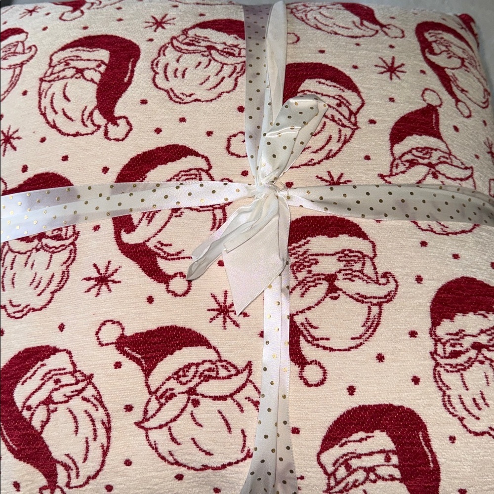 🎅🏻Isaac Mizrahi Christmas Santa set of two decorative pillows 🎅🏻 - Picture 6 of 7